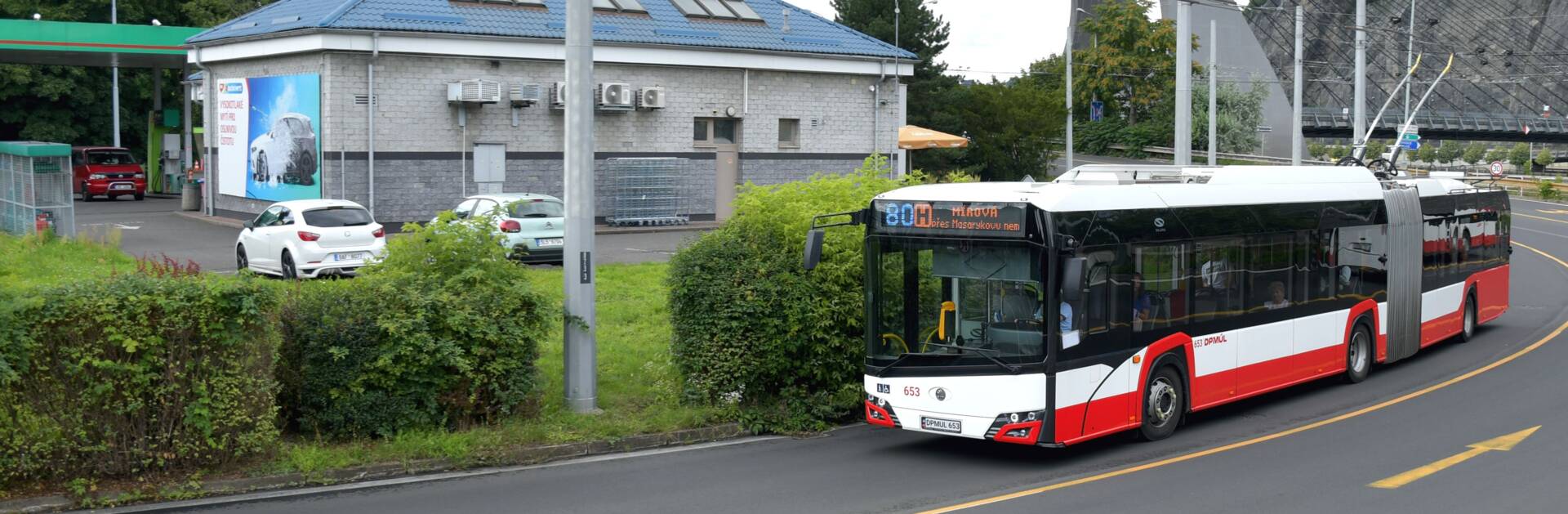 Pozadí kontaktního panelu - autobus čekající na zastávce