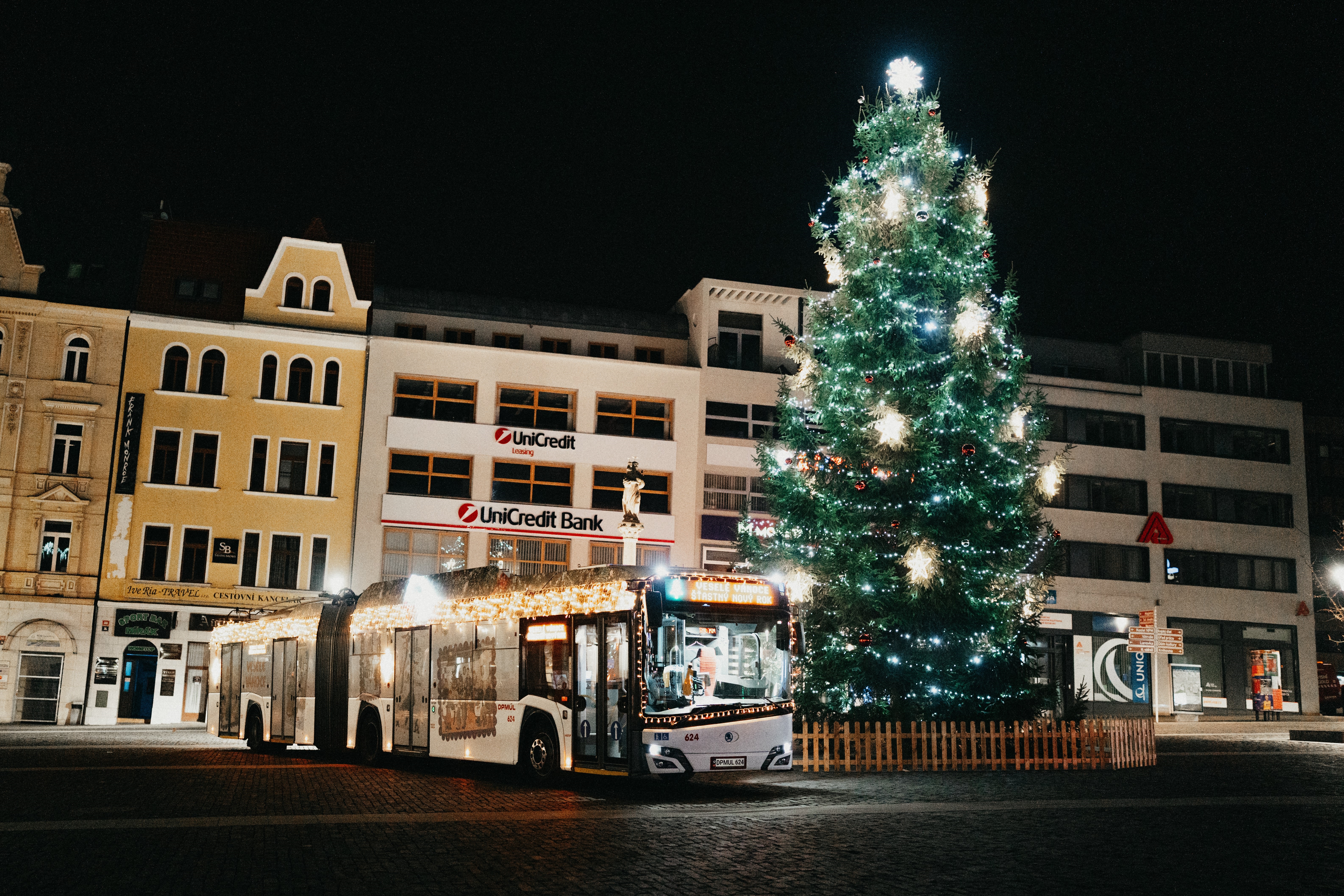 Vánoční vozidla rozsvítí ulice města